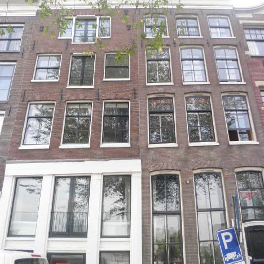 Pand met gevel onder rechte lijst met gesneden deur, kalf en snijraamhek