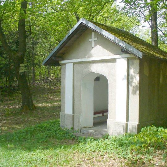 Kaple Panny Marie Bolestné u lesní cesty nad Chlumcem