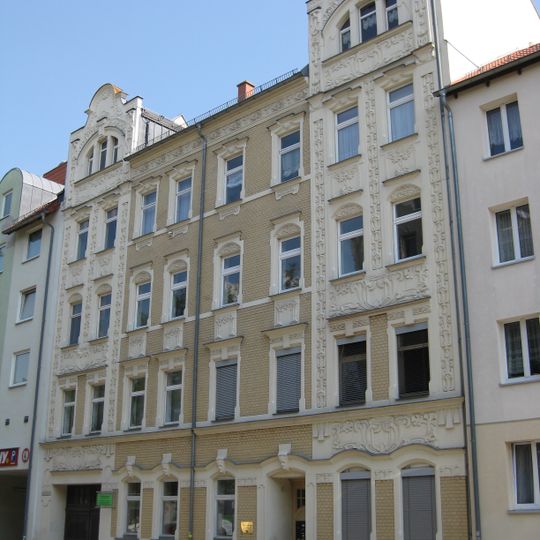 Mietshaus in geschlossener Bebauung konzipiert Senefelderstraße 35