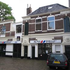 Stalhouderij in Eclectische stijl met twee bovenwoningen