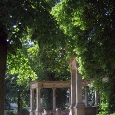 Colonnades with exedra and two fountain basins