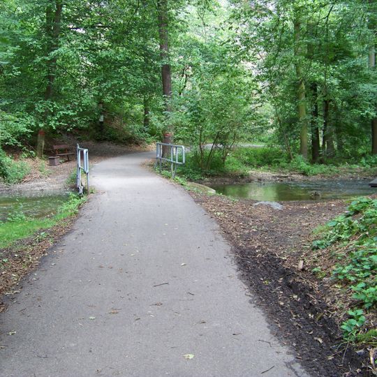 Můstek ulice Divoká Šárka přes Šárecký potok severně od Dívčího skoku