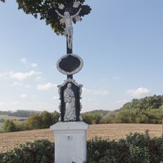 Kříž u silnice 360 severně od Výčap