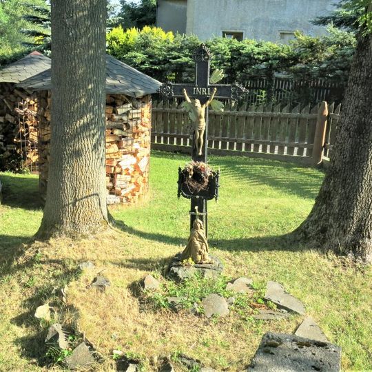 Kříž u domu 32 v Českých Hamrech