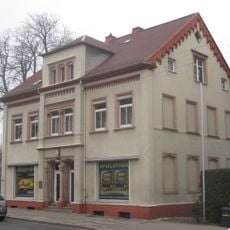 Ehem. Apotheke von Schönau, Wohnhaus in offener Bebauung Zwickauer Straße 212