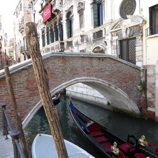 Private bridge of Ca' Loredan a Santa Maria Formosa at NA 5251