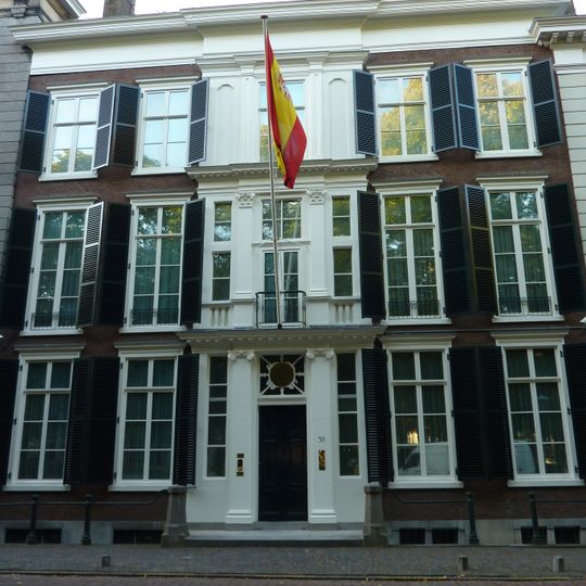 Pand met gave Lodewijk XIV gevel met rechte kroonlijst en hardstenen plint - middentravee met pilasters versierd