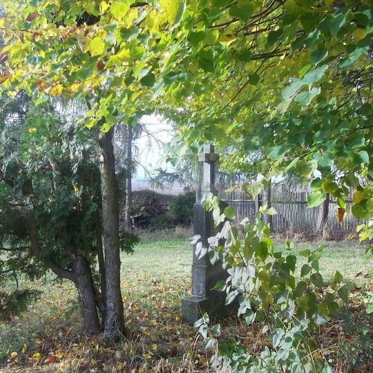 Kříž v Puclicích na zahradě