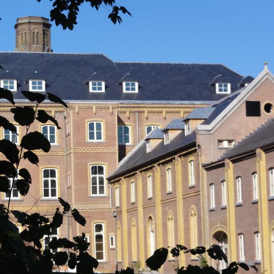 De Binckhof, voorheen Jezuïetenklooster Mariendaal: Dienstgebouw