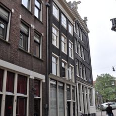 Pilastergevel onder rechte lijst met consoles en dakvoorschot