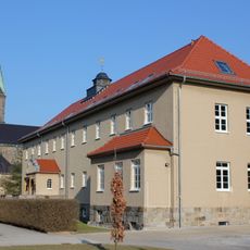 Sorbische Schule, davor Denkmal für Dr. Maria Grollmuß Dr.-Maria-Grollmuß-Straße 3