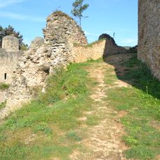 Hrad Divín, Divínsky hrad, nádvorie hradné I.