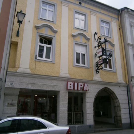 Bürgerhaus mit Teil der Stadtmauer