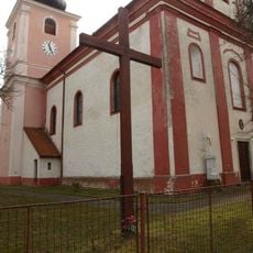Dřevěný kříž u kostela v Mašovicích