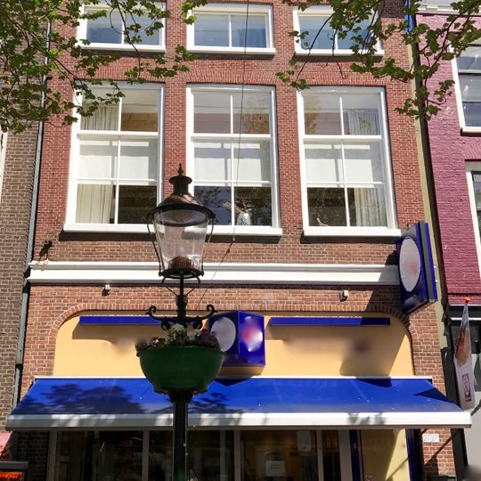 Pand met verhoogde gevel met lage zolderverdiepingvensters onder schilddak met topschoorsteen