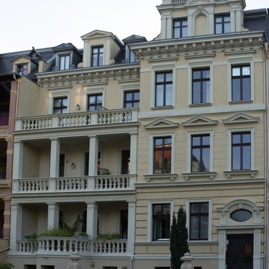 Mietshaus in geschlossener Bebauung mit Vorgarten Augustastraße 28