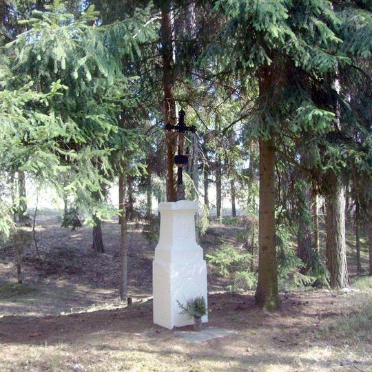 Kříž u kaple severně od Líté