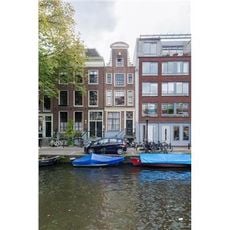 Pand met halsgevel met schelp in fronton