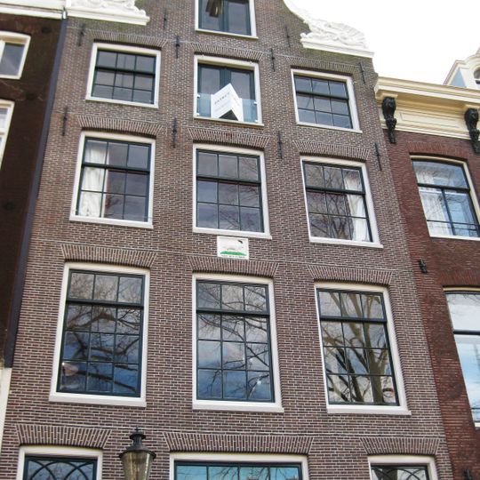 Pand met klokgevel met twee stoepen