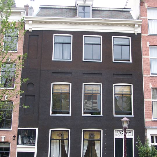 Pand met gevel onder lijst met twee consoles