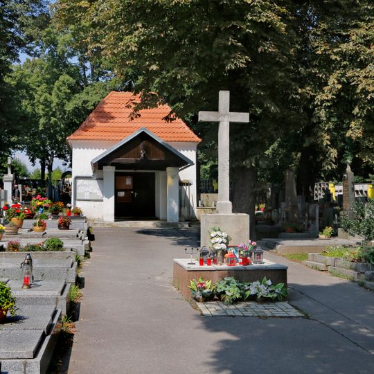 Centrální kříž na hřbitově ve Stodůlkách