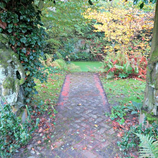 De Wiersse: twee natuurstenen beelden