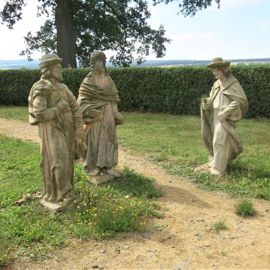 Sousoší vzkříšeného Ježíše a dvou apoštolů na cestě do Emauz u areálu Maria Loreto v Hrozňatově