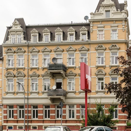 Mietshaus in geschlossener Bebauung in Ecklage Schillerstraße 11