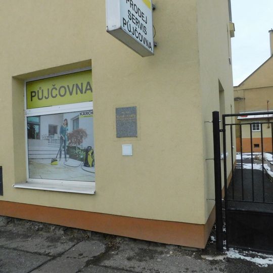 Pamětní deska Václava Pekárka na domě K Vltavě 16/21 v Modřanech