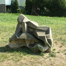 Abstraktní plastika na Táborském nábřeží v Brně