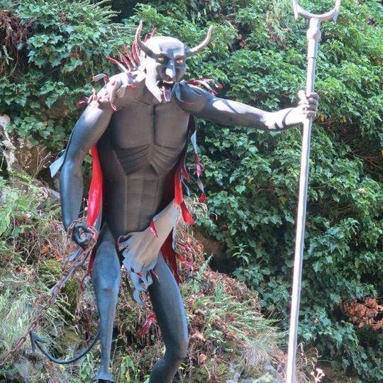 Kovová plastika čerta na hradě Trosky