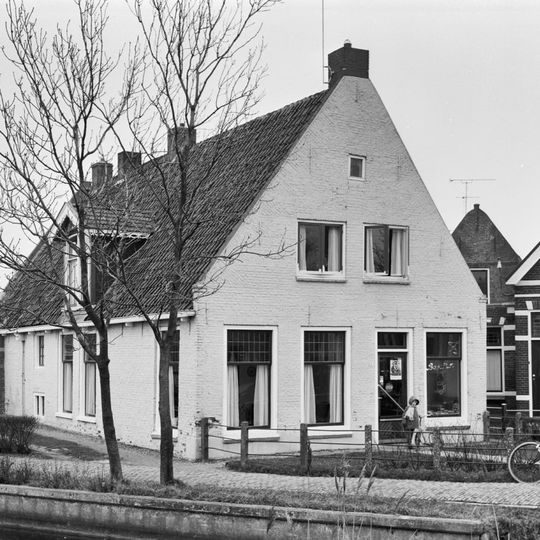 Pand met zolderverdieping onder zadeldak tussen puntgevels