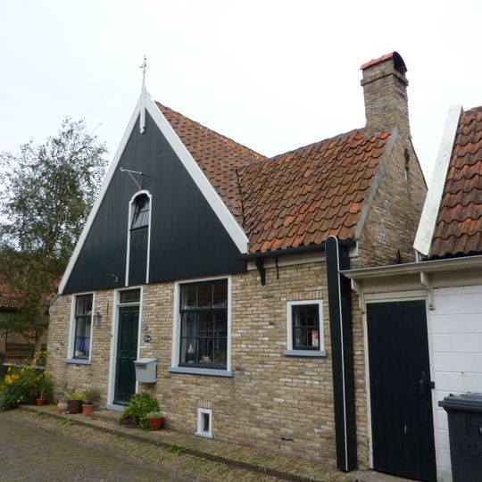 Pandje met houten voorschot met luik