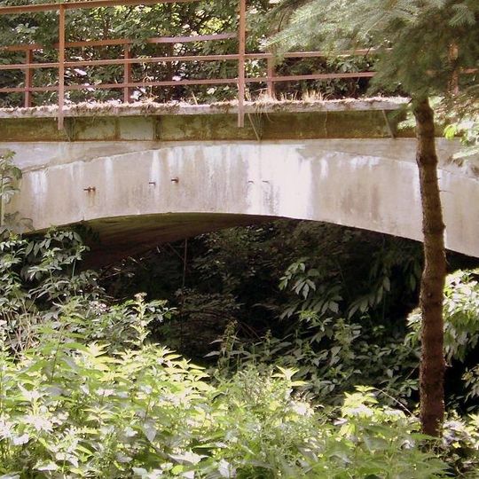'''Bahnhof Seifersdorf und Betonbrücke'''