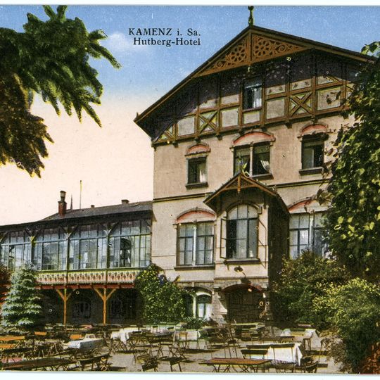 Hotelgebäude mit Saalanbau und Holzveranda Am Hutberg 25
