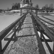 Пешеходный мост через островок между полуостровом и островом Мариам (Олонец)