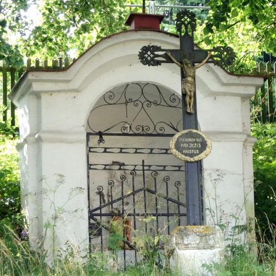 Kaplička západně od Týčku na stráni