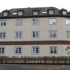 Mietshaus in offener Bebauung, mit Vorgarten und seitlicher Einfriedung Georgenkirchweg 4