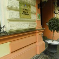 Pamětní deska Františka Hrubeše na domě Mělnická 580/9 na Malé Straně