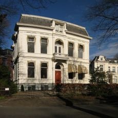 Witgepleisterde vrijstaande villa (Defacto)