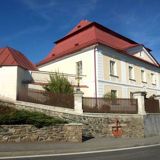 Kříž u fary v Novém Veselí