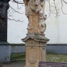 Socha vlevo od kříže u kostela na Náměstí J. Žižky v Táboře