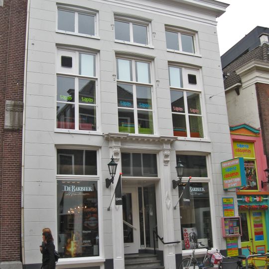 Wit gepleisterd pand