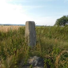 Podstavec neznámé památky u silnice severně od Teplé