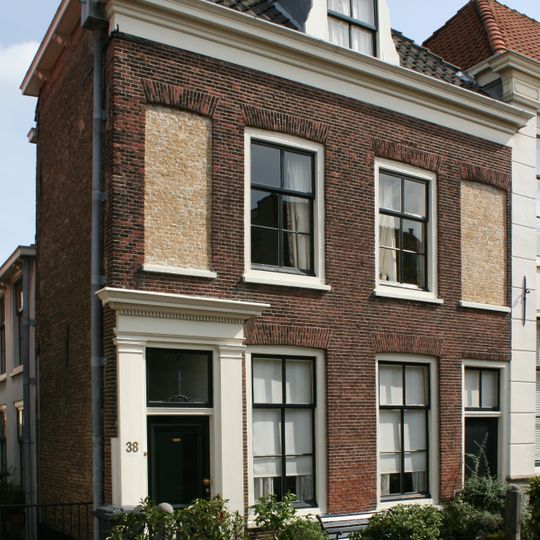 Pand met gevel met rechte kroonlijst
