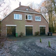 Backershagen: garage met bovenwoning en schuur 'De Hartenkamp'