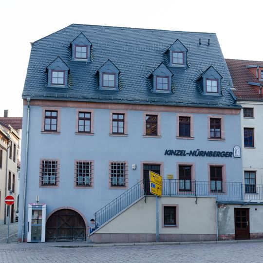 Wohnhaus in Ecklage und Hintergebäude mit Seitenflügel zum Hof sowie Heiste vor dem Wohnhaus Markt 22