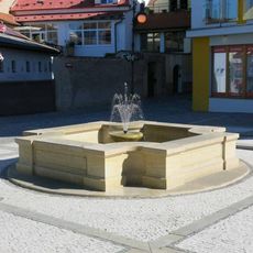 Kašna na náměstíčku ve Vrchlického ulici v Lounech