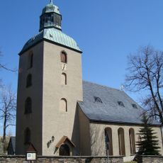 Kirche (mit Ausstattung), Kirchhof mit Leichenhalle, Einfriedungsmauer und Kriegerdenkmale für die Gefallenen des deutsch-französischen Krieges und die Gefallenen des 1. Weltkrieges auf dem Kirchhof Satzunger Kirchstraße 1