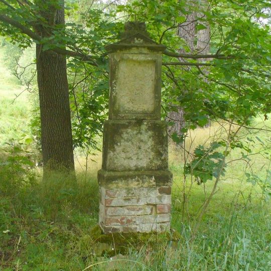 Podstavec s ulomeným křížem v Krásném Lese u silnice k hranici